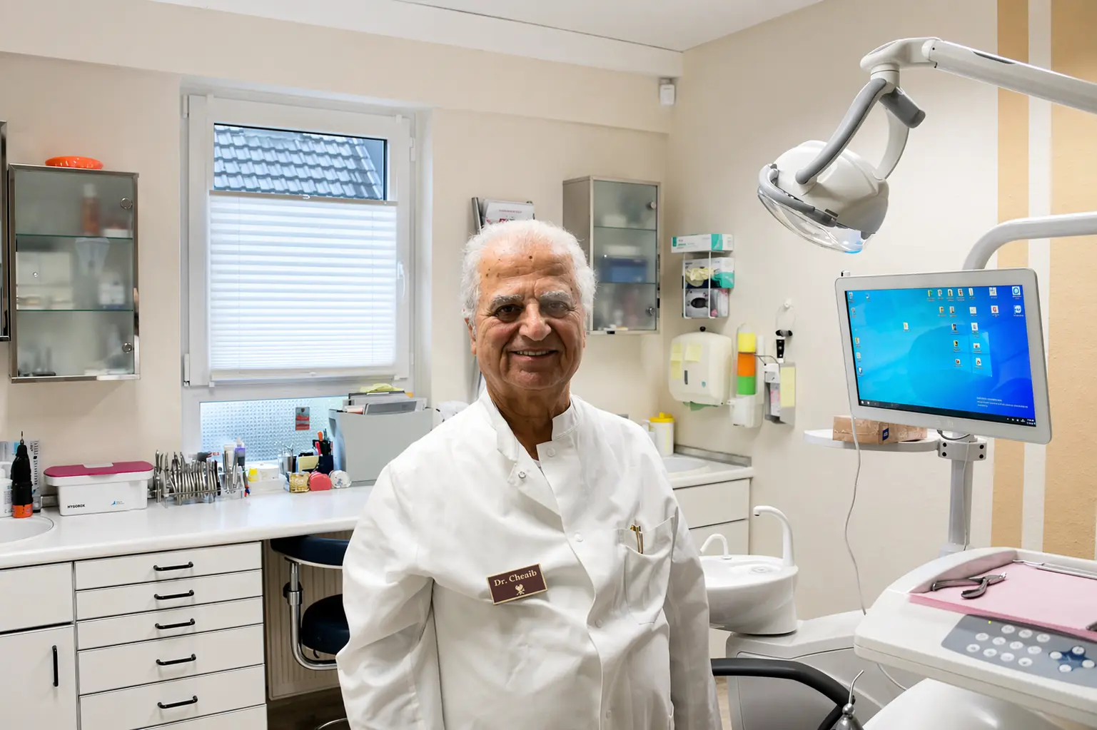 Dr. Cheaib in seinem Behandlungszimmer in Bassum